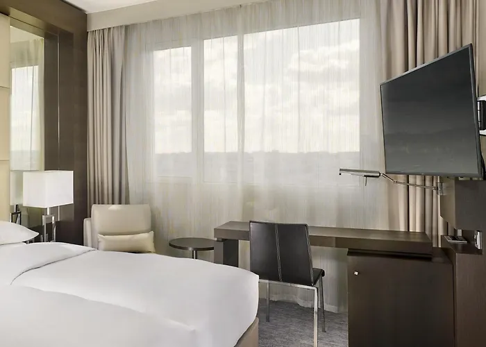 Hyatt Regency Etoile 4*