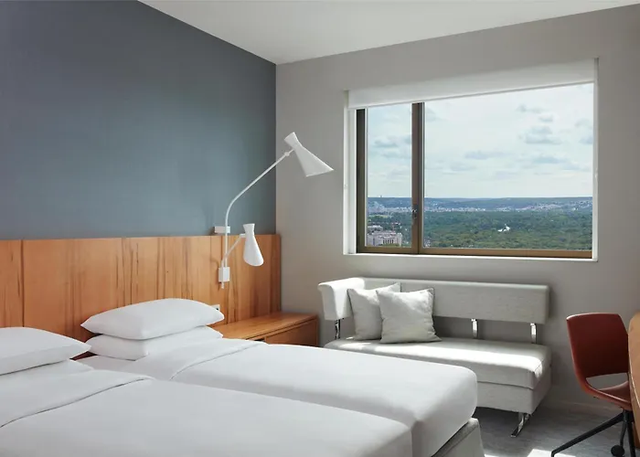 Hyatt Regency Etoile 4*