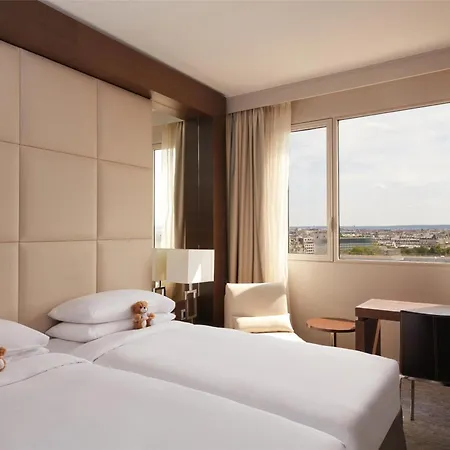 Hyatt Regency Etoile Hotel 4*