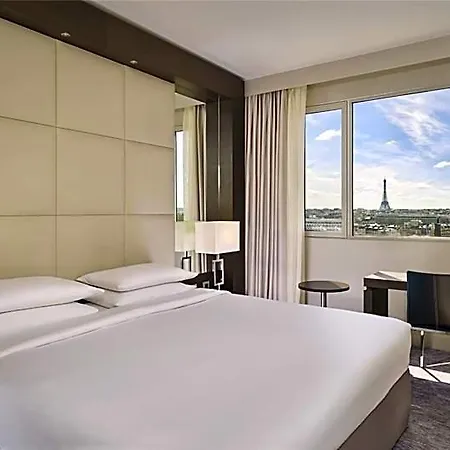 Hyatt Regency Etoile 4*