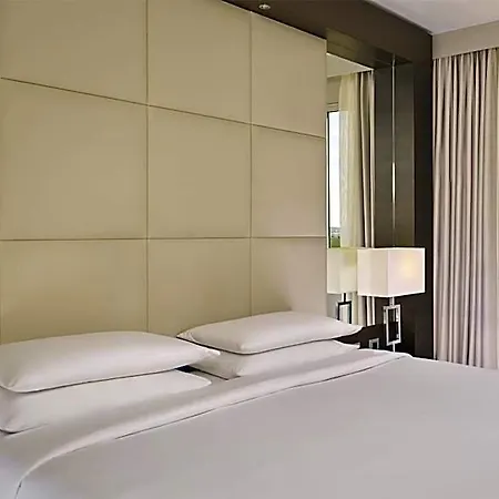 Hyatt Regency Etoile 4*