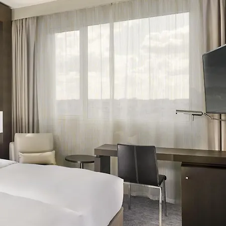 Hyatt Regency Etoile 4*